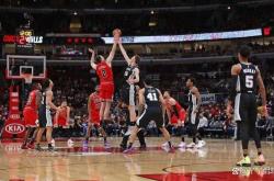 开云体育官网-马刺绝杀热火，武切维奇统治全场