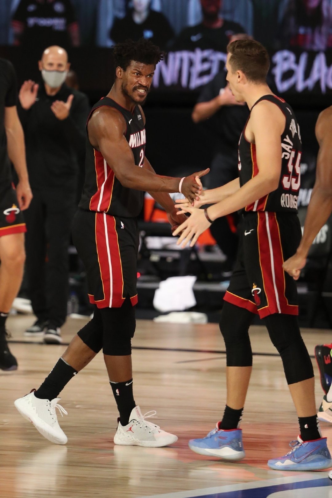 雄鹿横扫上海队,张镇麟扛起全队 雄鹿横扫上海队,张镇麟扛起全队